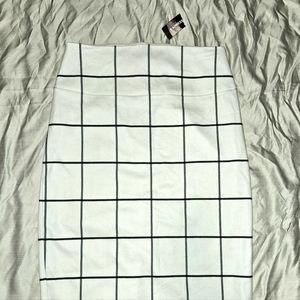 Express Pencil Skirt in white. Size 4.